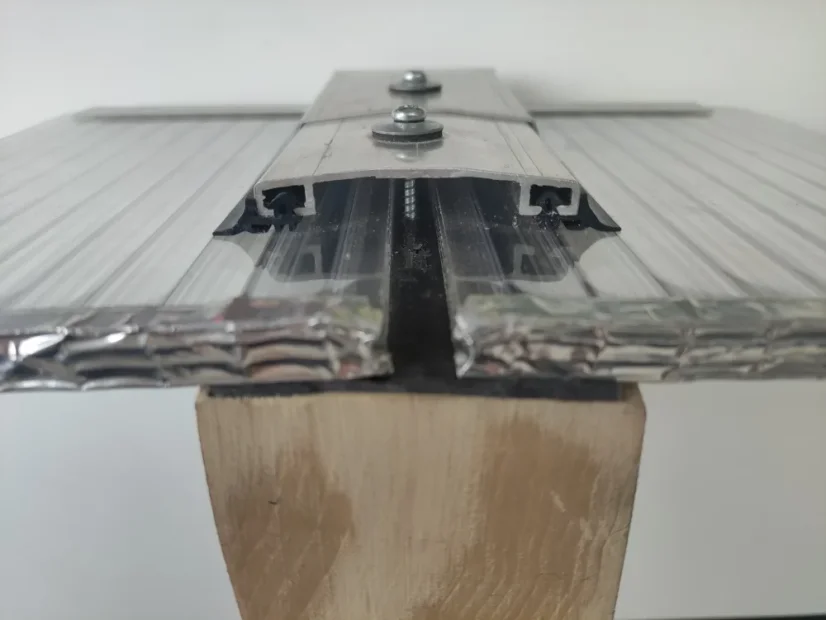 Krycí profil ALU - přítlačný - Délka: 4 m