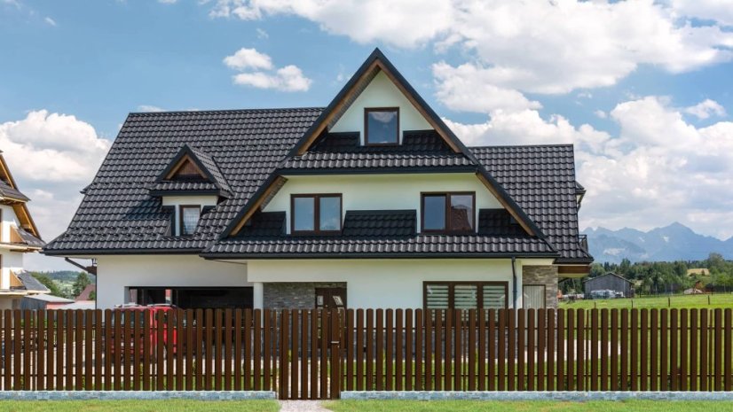Plechová plotovka SICURO - oblá - Barva: ultramatná hnědá RAL 8017, Vrstva laku: oboustranná (vrchní i spodní vrstva 35 µm)