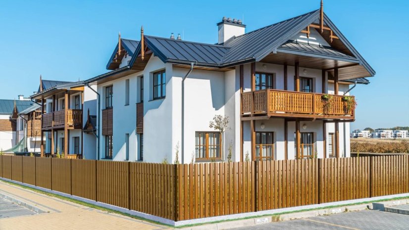 Plechová plotovka FORTE - oblá - Barva: dřevodekor ořech, Vrstva laku: jednostranná (vrchní vrstva 35 µm, spodní vrstva 15 µm)